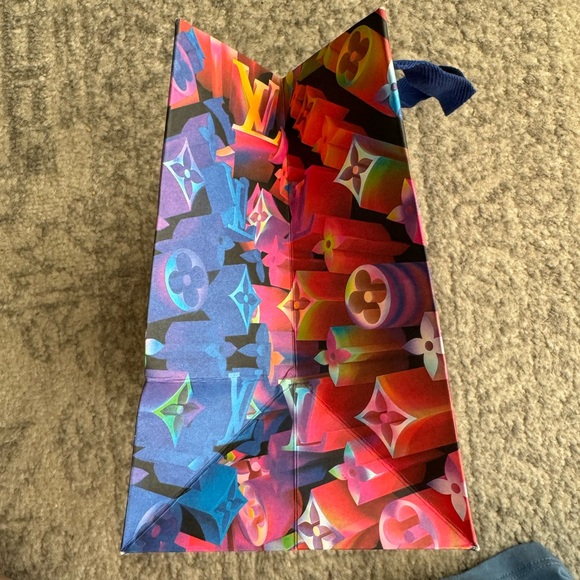 Louis Vuitton Holiday Shopping Bag - Picture 4 of 5